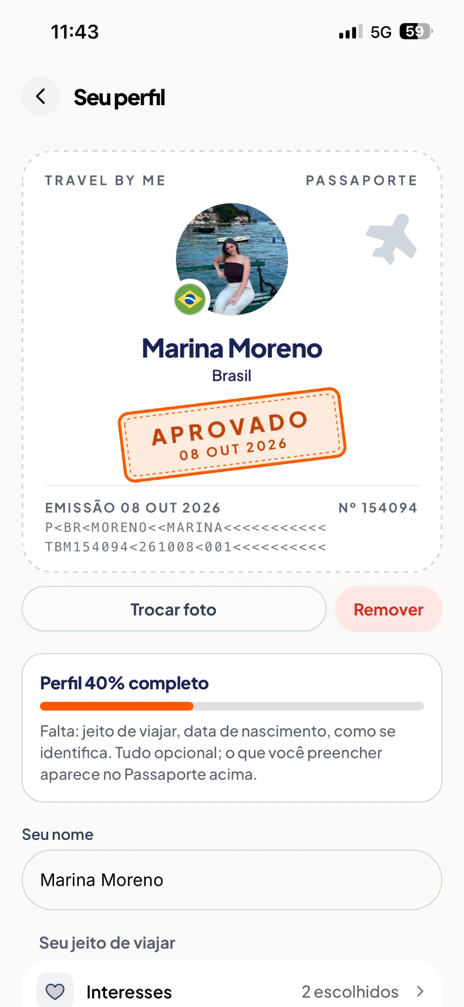 Passaporte de Marina Moreno no app, com foto, bandeira do Brasil e carimbo de aprovado